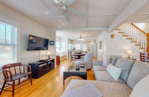 Kennebunk House | Quaint Bungalow