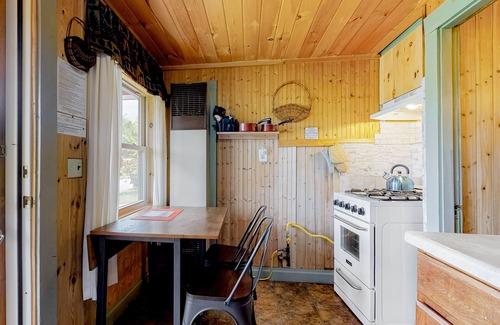 Thornton Apartment | Quaint cabin with views, WiFi, gas grill, pool, tennis & firepit
