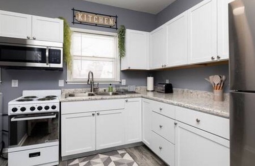 Des Moines House | Quaint & Comfy 3 Bedroom - 3min to Downtown!