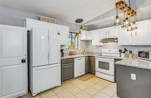 Perdido Beach House | Quaint Cottage by the Bay - Boat Launch 1 Street Over