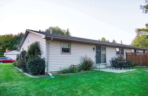 Green Bay House | Quaint Cottage near Lambeau Field