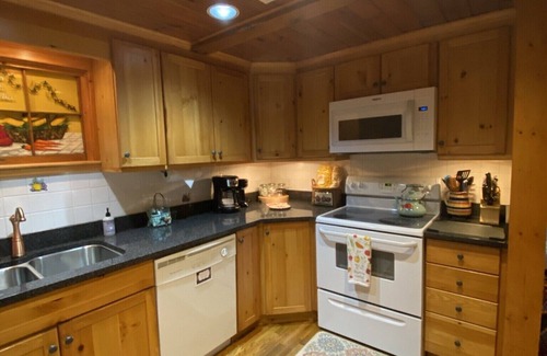 Blowing Rock Cottage | quaint cottage w/hotub & firepit-2 min -downtown Blowing Rock-pet friendly