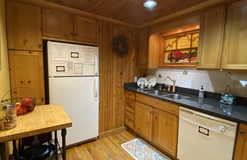 Blowing Rock Cottage | quaint cottage w/hotub & firepit-2 min -downtown Blowing Rock-pet friendly