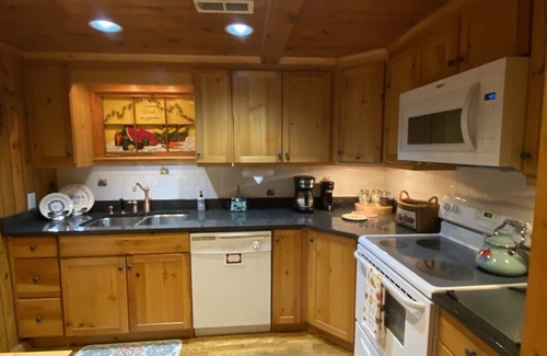 Blowing Rock Cottage | quaint cottage w/hotub & firepit-2 min -downtown Blowing Rock-pet friendly
