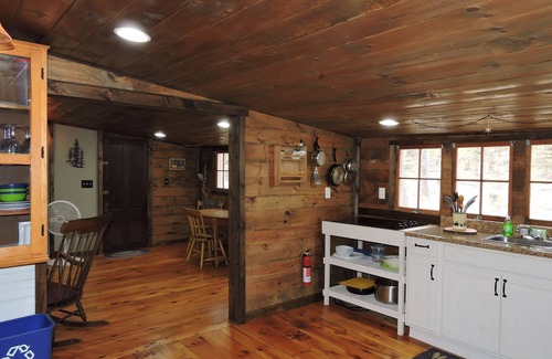 Moultonborough Cottage | Quaint Cottage with town beach access sleep 4