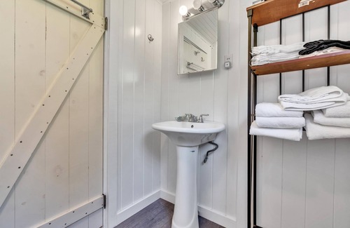 Martinsville Cottage | Quaint cottage with the charm & tranquility one looks for on the Coast of Maine