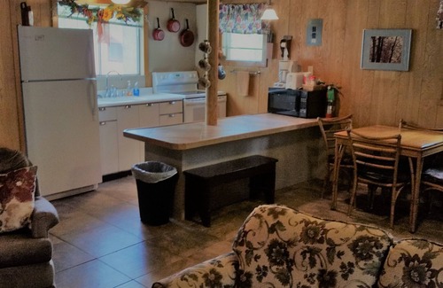 Greer Cabin | QUAINT COZY CABIN near East Fork, weekly and monthly rates, king bed, fireplace