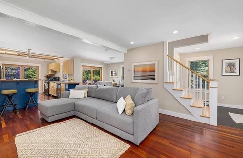 Jamestown House | Quaint Downtown Jamestown R.I. Home -Walking distance to Newport Ferry and Beach