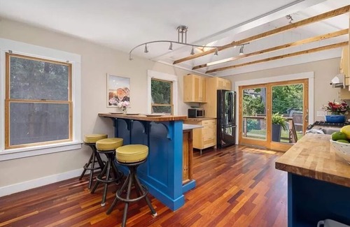 Jamestown House | Quaint Downtown Jamestown R.I. Home -Walking distance to Newport Ferry and Beach