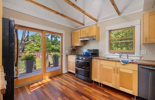 Jamestown House | Quaint Downtown Jamestown R.I. Home -Walking distance to Newport Ferry and Beach