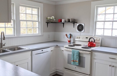 Clayton House | Quaint Hideaway in the Heart of Clayton by RedAwning