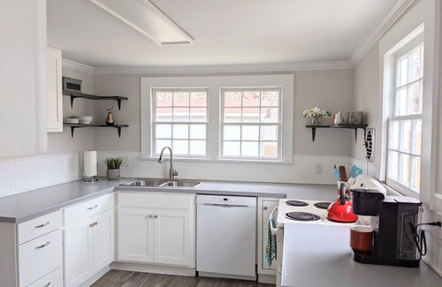 Clayton House | Quaint Hideaway in the Heart of Clayton by RedAwning