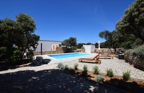 Mandre House | Quaint holiday home in Mandre with private garden