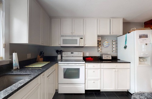 Katama House | Quaint home w/large backyard, outdoor shower & private grill near Katama Bay