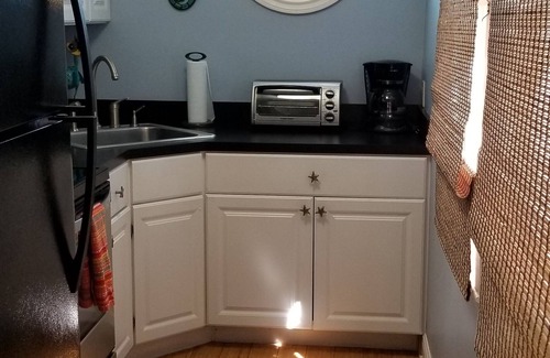 Truman Annex Condo | Quaint Island Escape Condo w/Spacious Balcony Deck in Beautiful Truman Annex