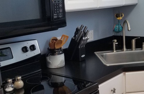 Truman Annex Condo | Quaint Island Escape Condo w/Spacious Balcony Deck in Beautiful Truman Annex