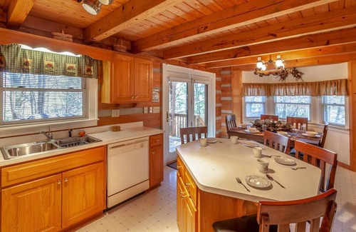 Foscoe Cabin | Quaint Log Cabin in Great Location