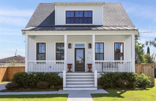Arabi House | Quaint New Orleans Cottage - Charming and "NEW"