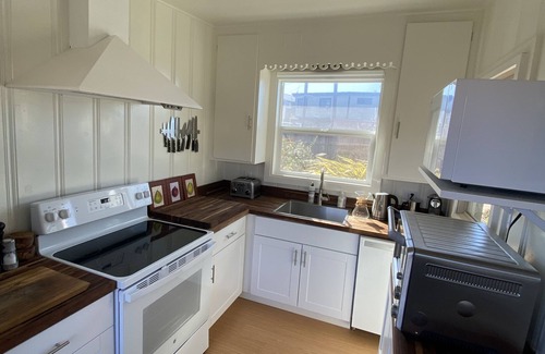 Bodega Bay Cottage | Quaint Ocean Getaway, Walk to Beach, Dogs Invitedn
