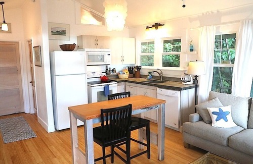 Paia Apartment | Quaint Paia Beach House with Ocean Views! Cold AC! Walk to town/beach!