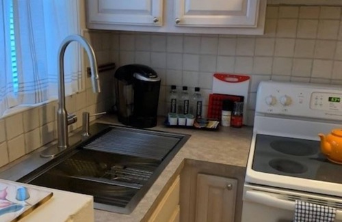 Warwick Apartment | Quaint studio. Close to public transportation, city, railway trail and beaches!