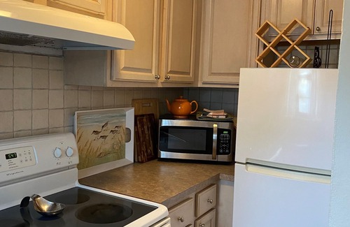 Warwick Apartment | Quaint studio. Close to public transportation, city, railway trail and beaches!