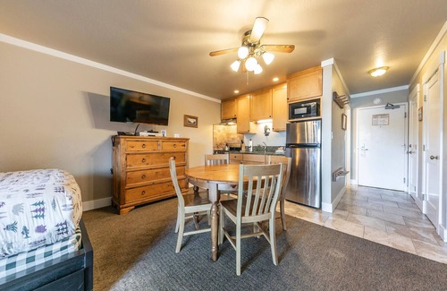 Truckee Condo | Quaint Studio w/Lake View #146 at Donner Lake Village