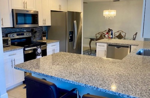 Caloosahatchee House | Quaint & Stylish Home located in SE Cape Coral walking distance to Restaurants
