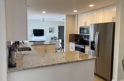 Caloosahatchee House | Quaint & Stylish Home located in SE Cape Coral walking distance to Restaurants