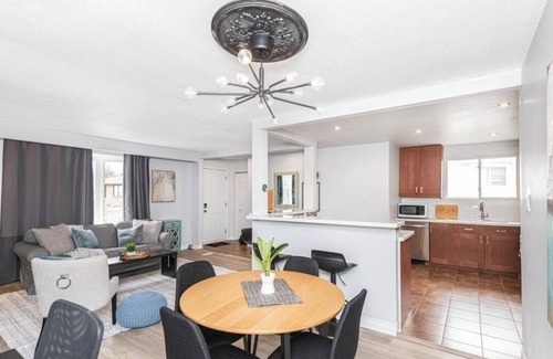 Hamilton House | Quaint & Stylish UPPER level 3-bed bungalow in Hamilton