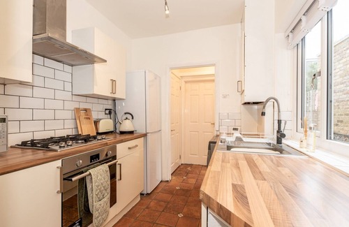 Fulwell and Hampton Hill House | Quaint Victorian Cottage great transport to London | Pass The Keys