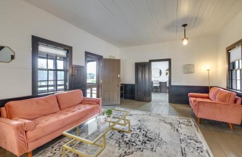 Dundee House | Quaint Winesburg Cottage with Porch and Pond!