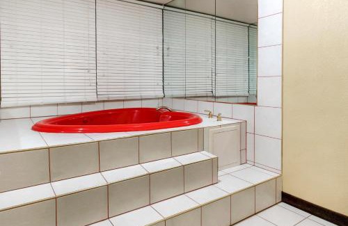 Englewood Hotel | Quality Inn Dayton Airport