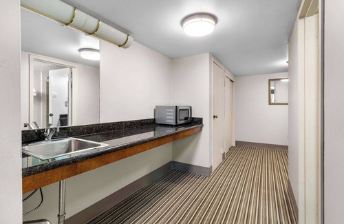 Altoona Hotel | Quality Inn & Suites Altoona