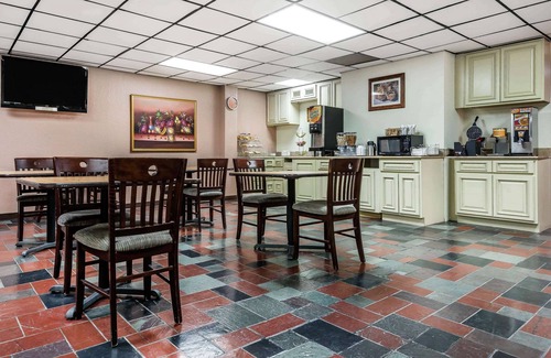 Port Crane Hotel | Quality Inn & Suites Binghamton Vestal