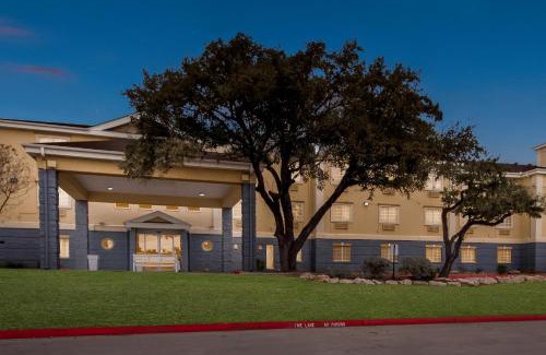 Hollywood Park Hotel | Quality Inn & Suites San Antonio Airport - Stone Oak