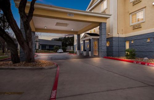 Hollywood Park Hotel | Quality Inn & Suites San Antonio Airport - Stone Oak