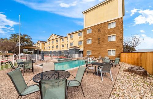 Hollywood Park Hotel | Quality Inn & Suites San Antonio Airport - Stone Oak