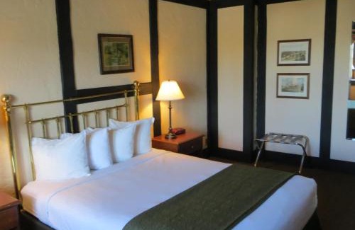 Saanichton Hotel | Quality Inn Waddling Dog