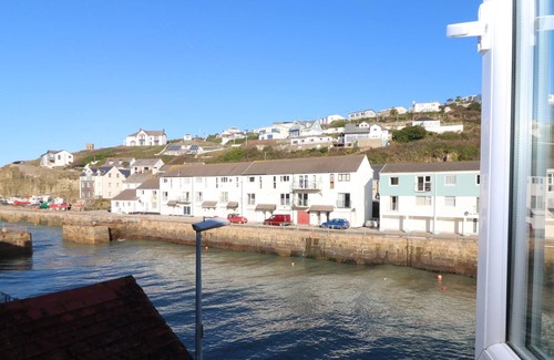 Portreath Apartment | QUAYSIDE COTTAGE, pet friendly, country holiday cottage in Portreath