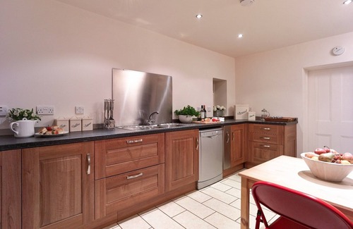 Sandsend Cottage | QUAYSIDE, pet friendly, with open fire in Sandsend