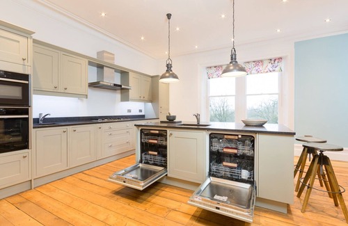 High Peak House | QUEEN ANN'S CLOSE, family friendly in Chapel-En-Le-Frith