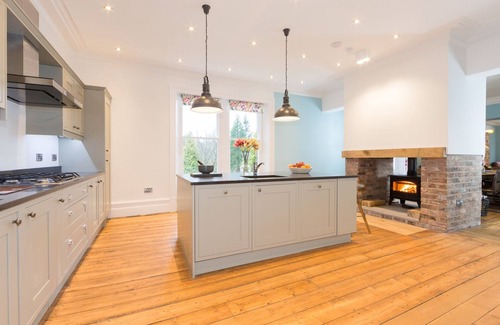 High Peak House | QUEEN ANN'S CLOSE, family friendly in Chapel-En-Le-Frith