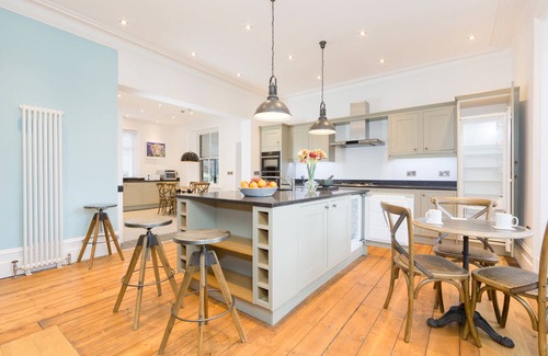 High Peak House | QUEEN ANN'S CLOSE, family friendly in Chapel-En-Le-Frith