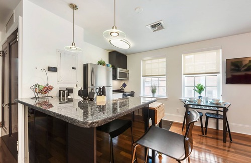 Bloomfield Apartment | Queen Bed-West Penn-Elevator-Parking-Wifi-Central Location