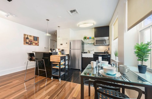 Bloomfield Apartment | Queen Bed-West Penn-Elevator-Parking-Wifi-Central Location