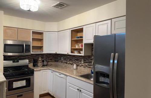 Newark House | Queen Bedroom @ Divine Villa and Resort 6 mins EWR Airport and 4mins to Train Station