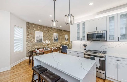 Logan Square Apartment | Queen Beds, EV Charging, Near Train: Luxury Stay