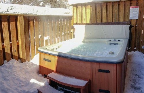 Davis Cabin | ✧Queen Cabin - wait until you see the BATHROOM!