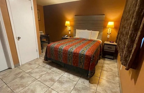 Victorville Hotel | Queen Non Smoking at New Corral Motel